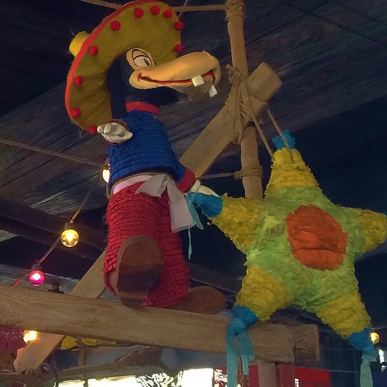 メキシコの市場に吊るされている人形 ピニャータ Pinata 呪いの メキシコの旅 知っておきたい情報