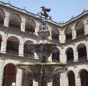 メキシコ国立宮殿　噴水.jpg